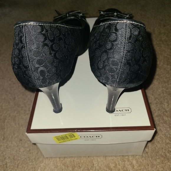 Signature Coach Pump - Picture 3 of 4